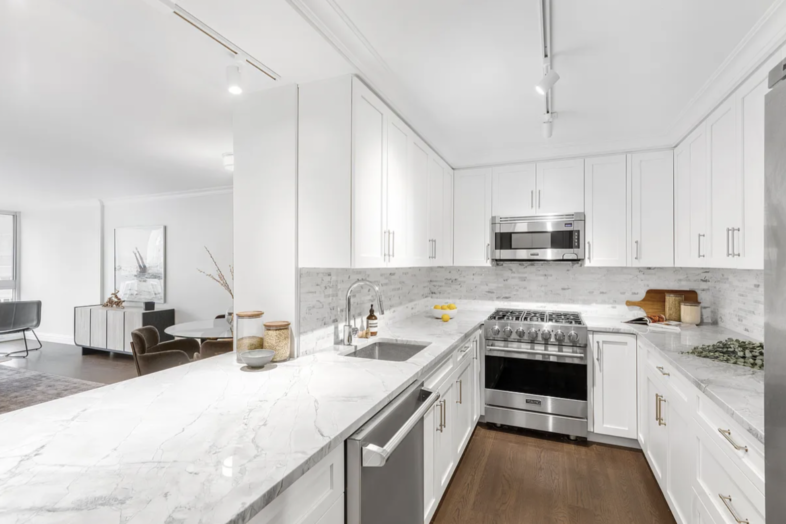 625 Main Street, Unit 1432 Manhattan, NY 10044 - Photo 3 of 12 a kitchen that has a lot of cabinets in it and appliances