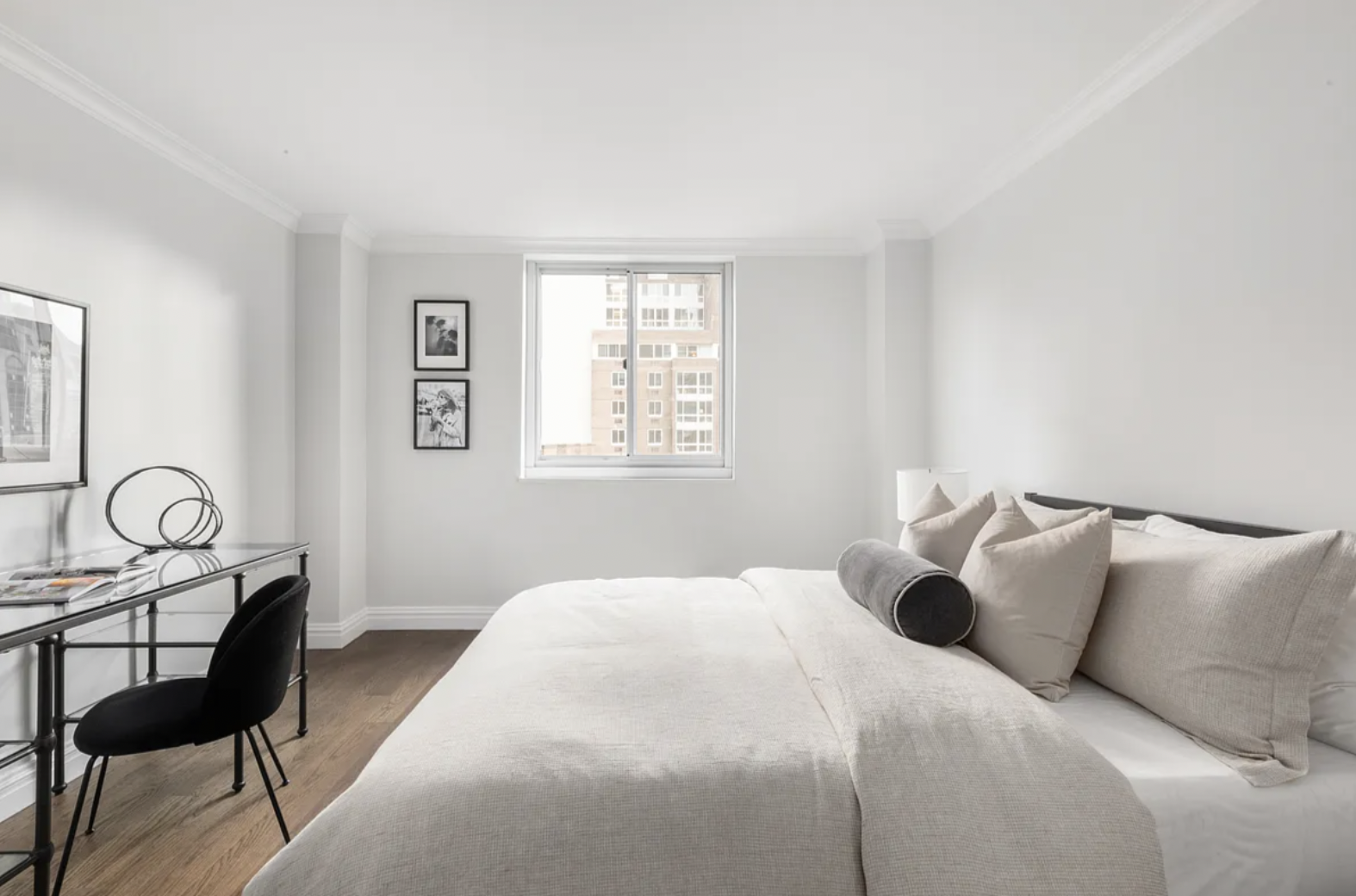 625 Main Street, Unit 1432 Manhattan, NY 10044 - Photo 5 of 12 a bedroom with a bed and a chair