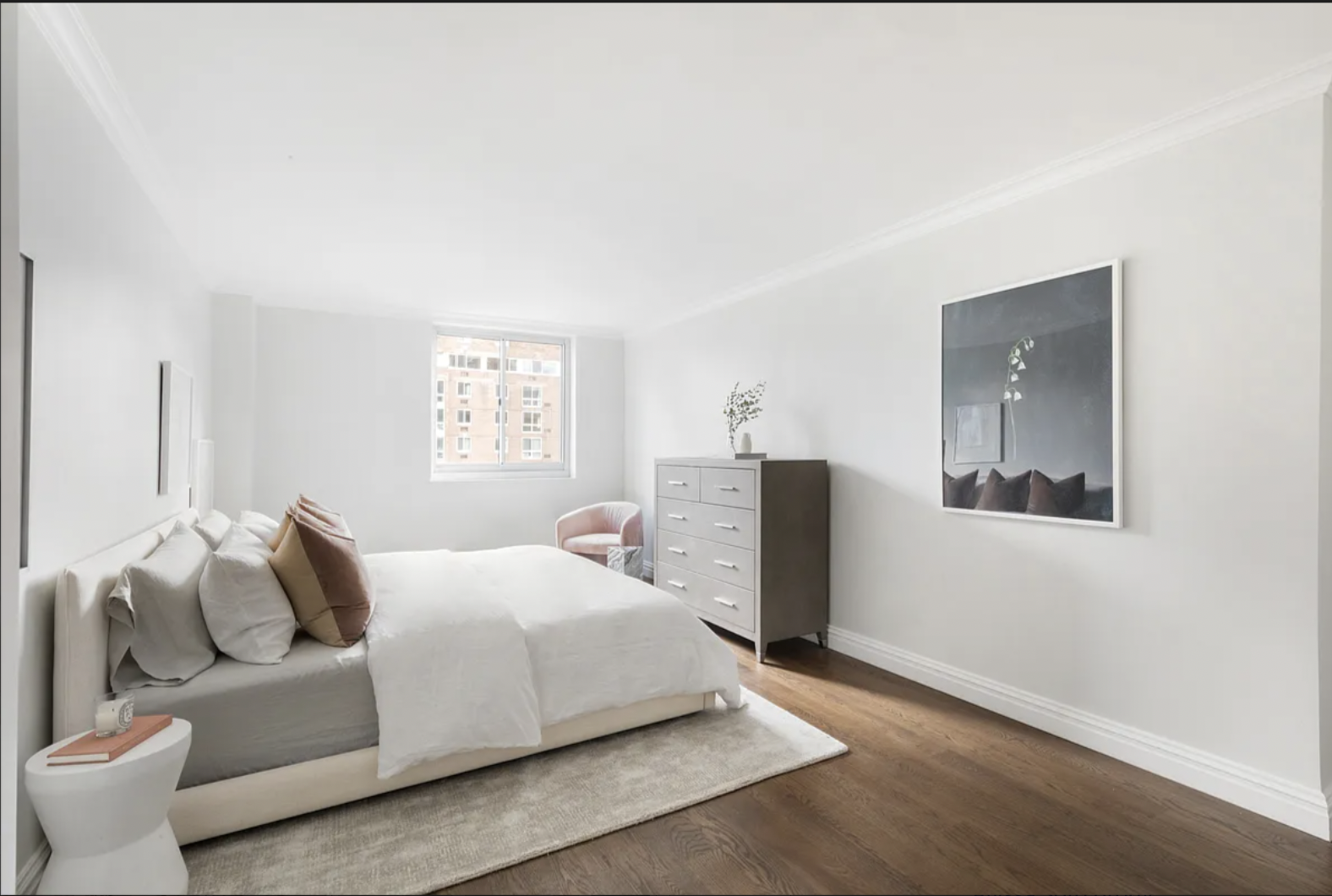 625 Main Street, Unit 1432 Manhattan, NY 10044 - Photo 6 of 12 a bedroom with a bed and a couch