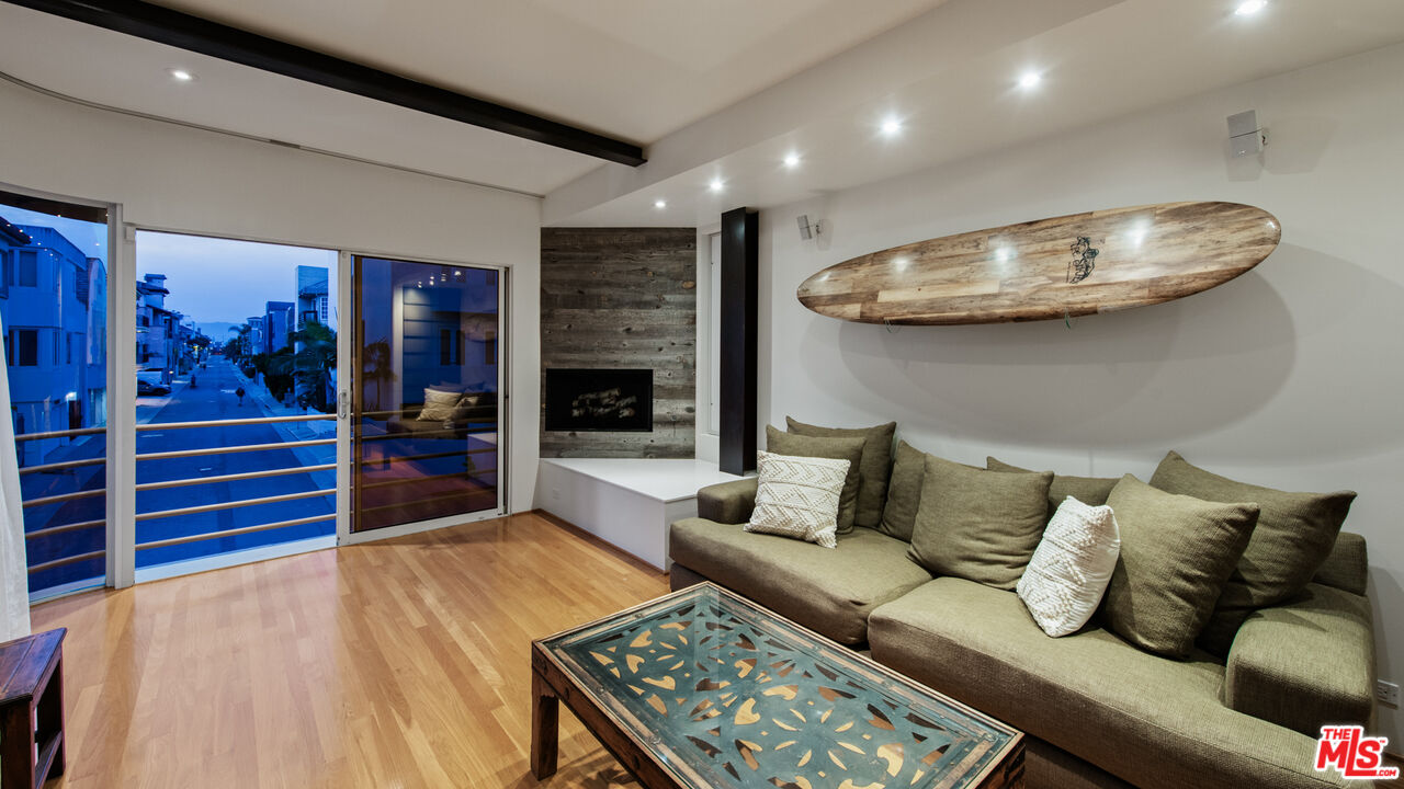 110 Topsail Mall Marina del Rey, CA 90292 - Photo 11 of 39 a living room with furniture