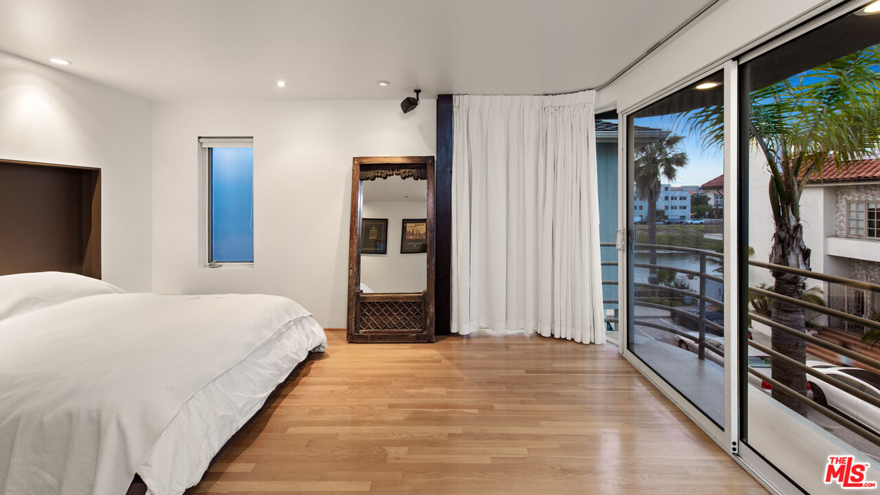 110 Topsail Mall Marina del Rey, CA 90292 - Photo 16 of 39 a bedroom with a large bed and a large window