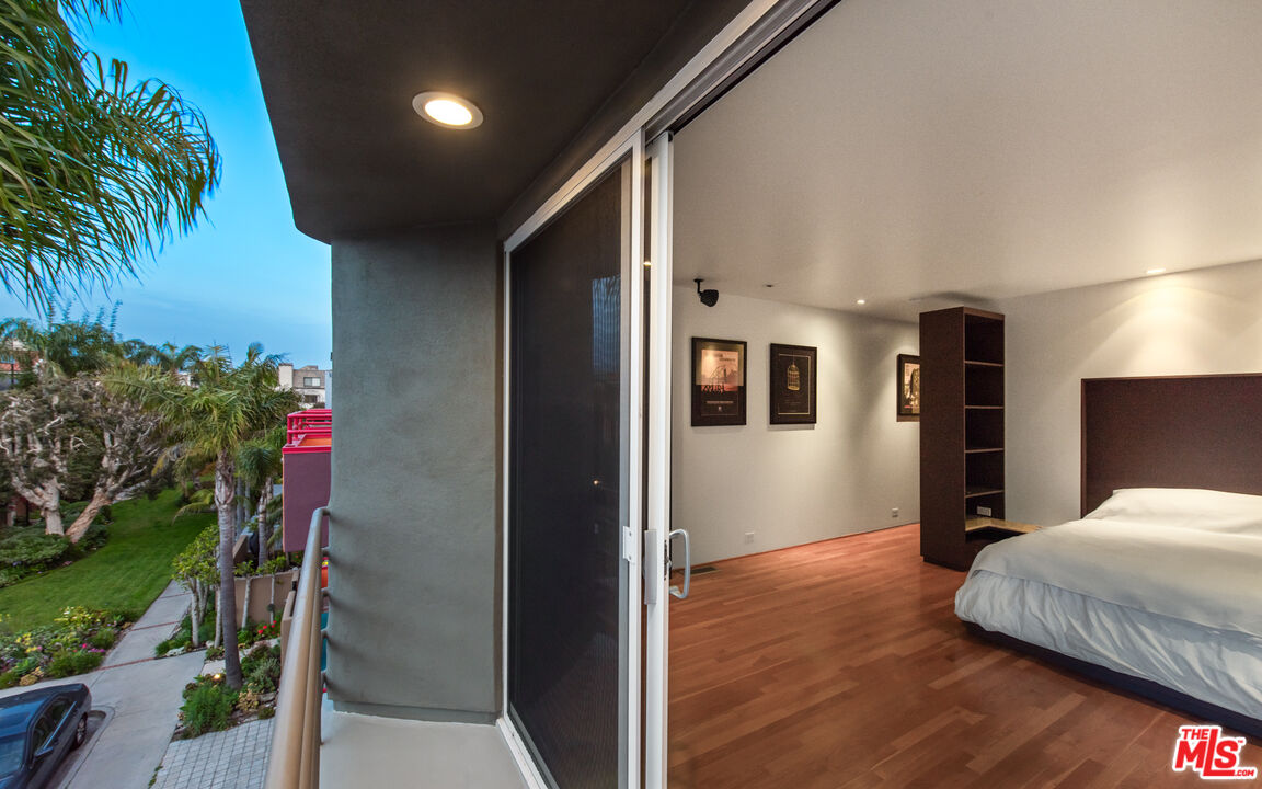 110 Topsail Mall Marina del Rey, CA 90292 - Photo 17 of 39 a bedroom with a bed and a potted plant