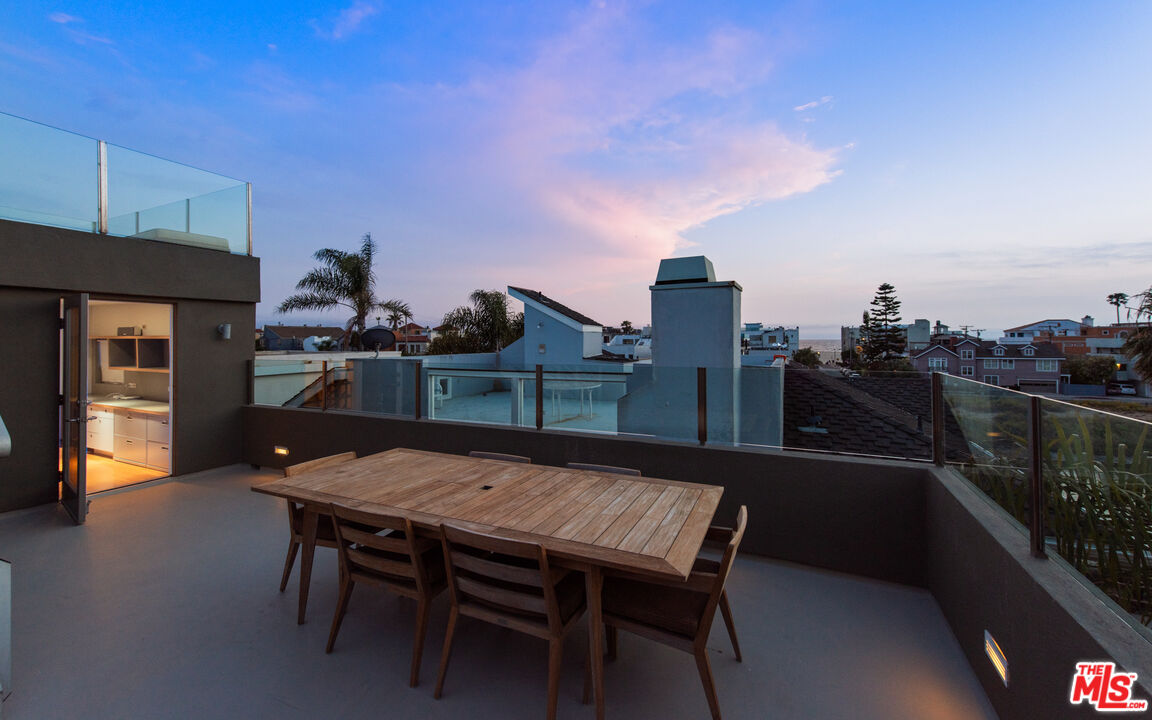 110 Topsail Mall Marina del Rey, CA 90292 - Photo 24 of 39 a terrace with a table and chairs