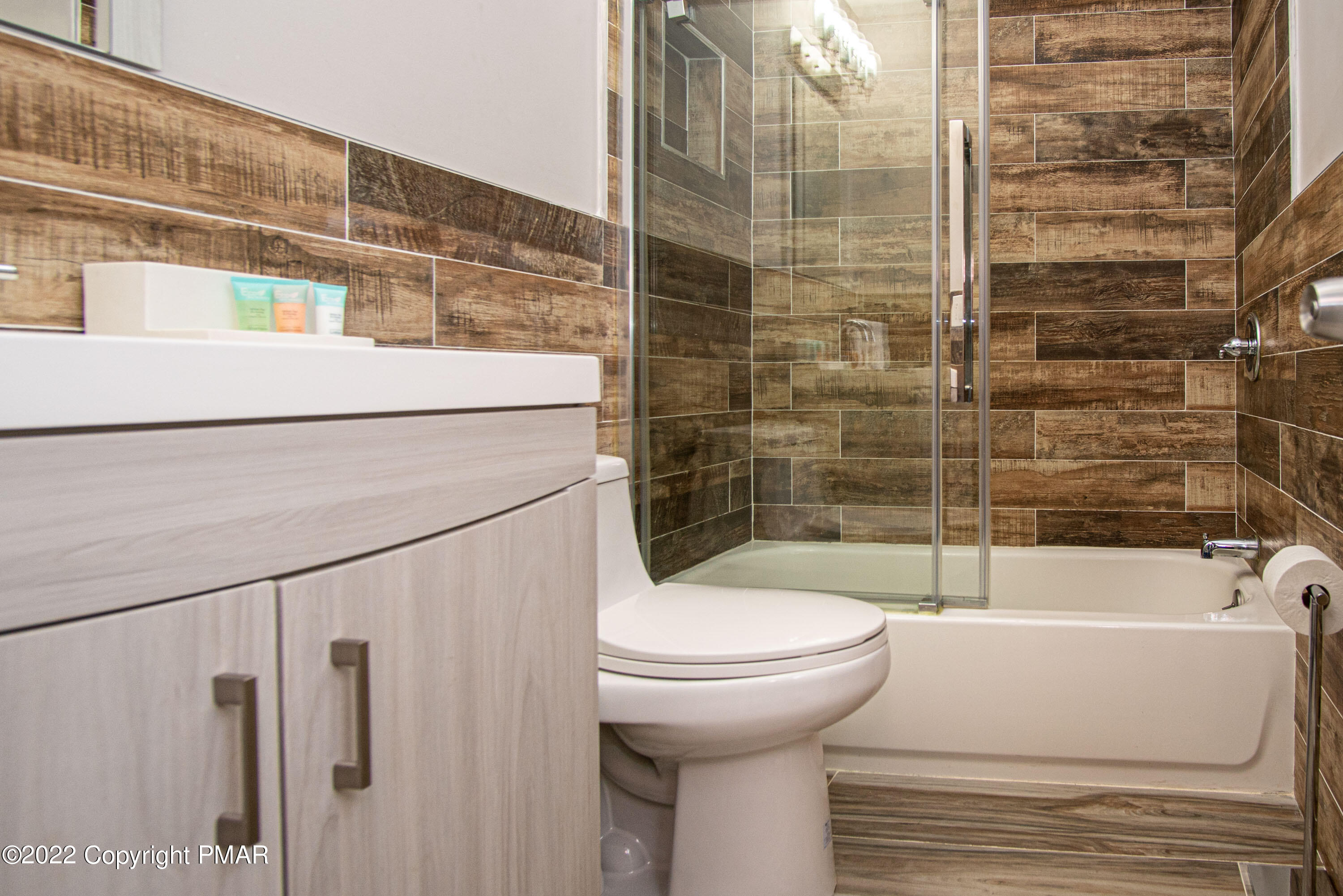 125 Edinburgh Road Bushkill, PA 18324 - Photo 17 of 64 a bathroom with a sink and toilet