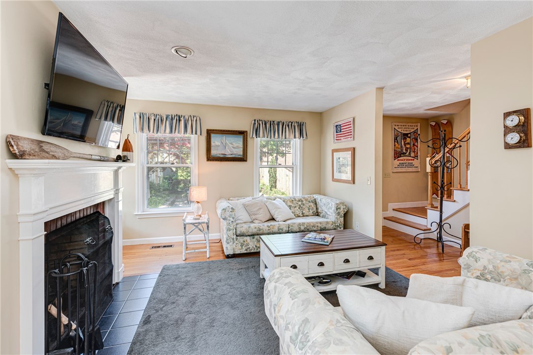 93 Mill Street, Unit B Newport, RI 02840 - Photo 6 of 33 Living room