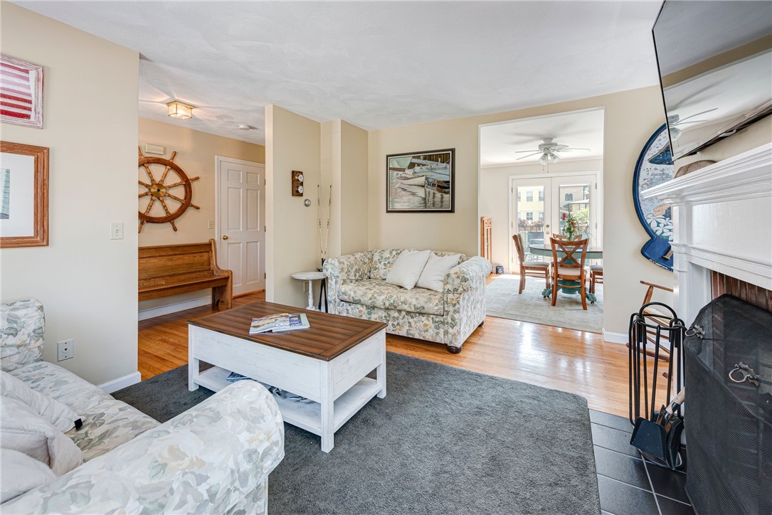 93 Mill Street, Unit B Newport, RI 02840 - Photo 7 of 33 Living room