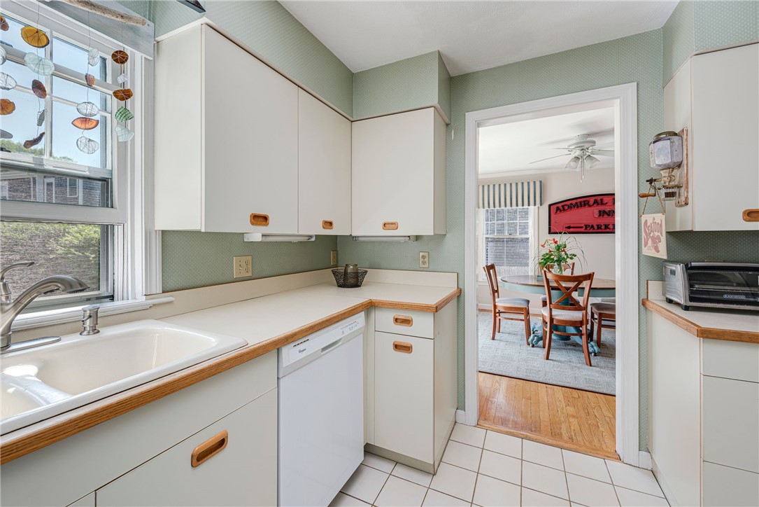 93 Mill Street, Unit B Newport, RI 02840 - Photo 10 of 33 Kitchen