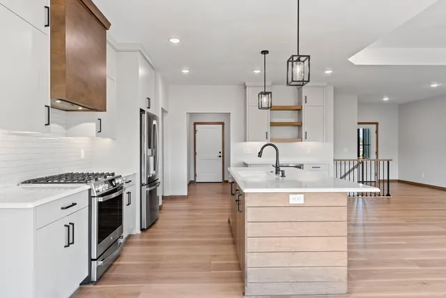 $699,900 | 1650 Sweetbriar Way Green, Green Bay, WI 54311