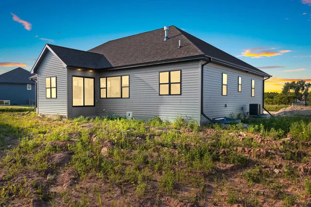 $699,900 | 1650 Sweetbriar Way Green, Green Bay, WI 54311