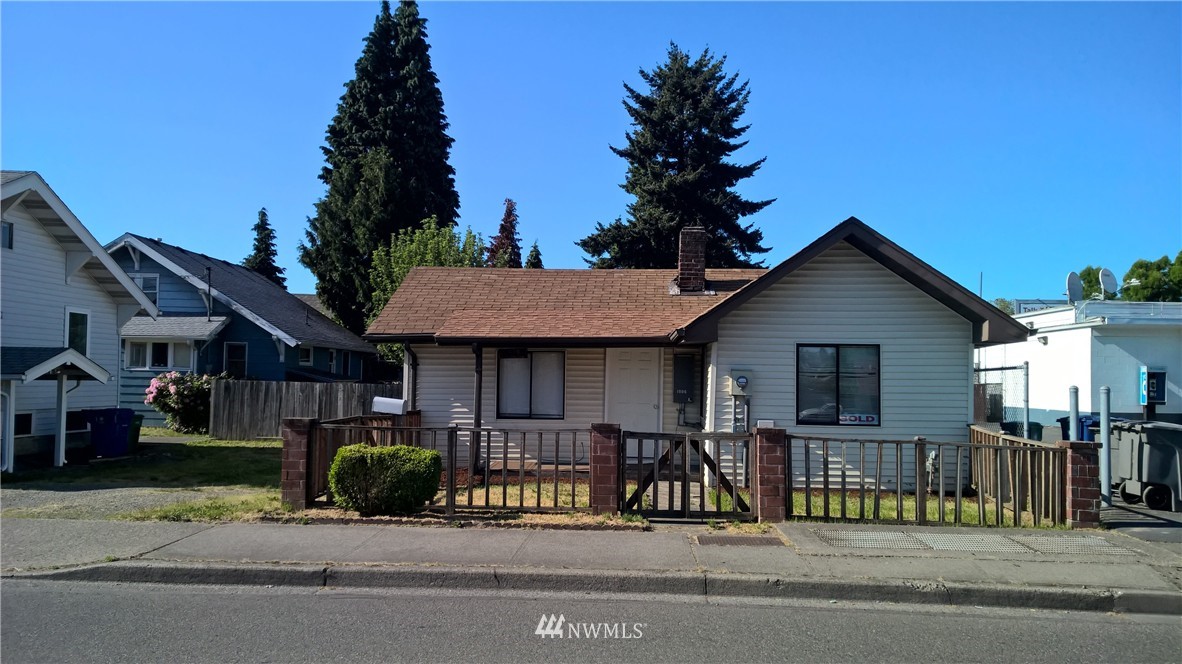 1002 North 4th Street Renton, WA 98057 - Photo 3 of 24