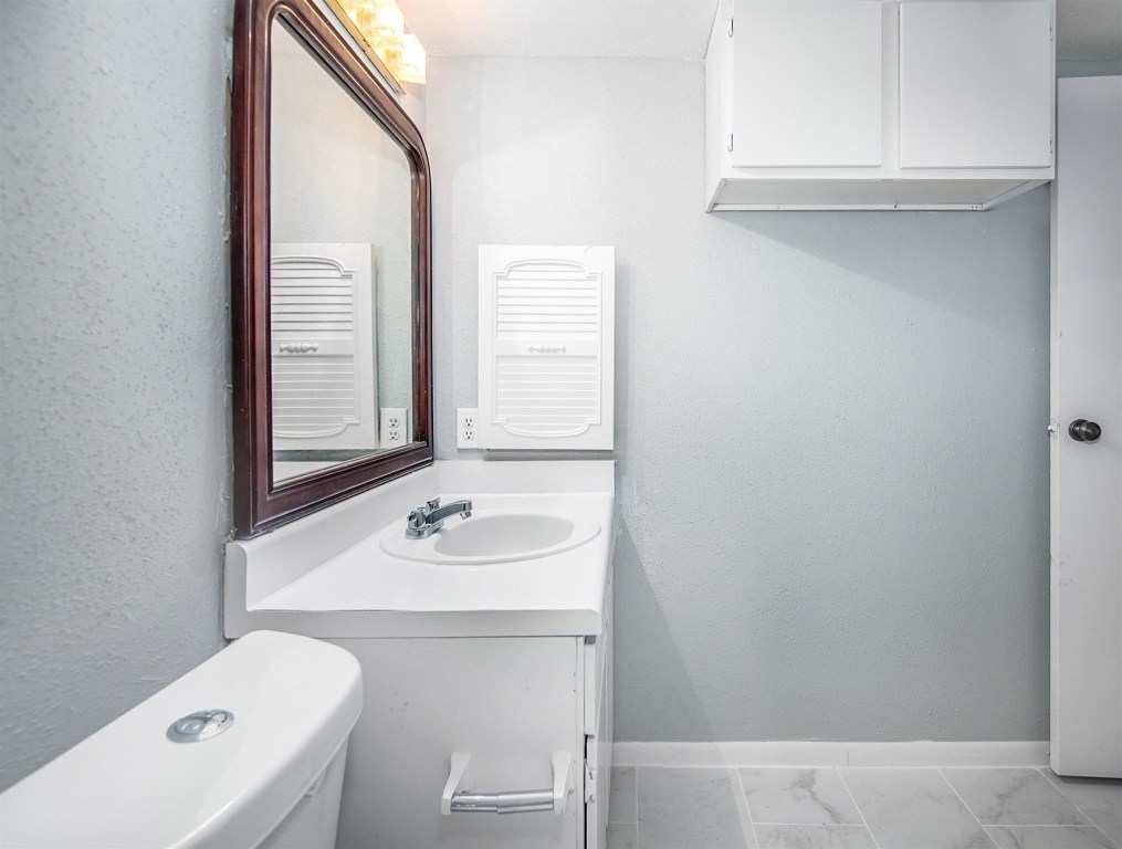 3085 Walnut Bend Lane, Unit 35 Houston, TX 77042 - Photo 17 of 23 a bathroom with a sink toilet and mirror