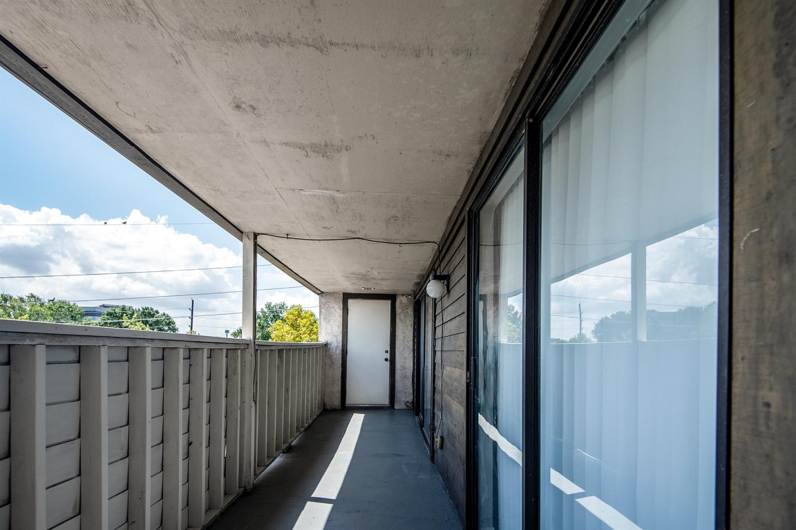 3085 Walnut Bend Lane, Unit 35 Houston, TX 77042 - Photo 22 of 23 a view of a balcony