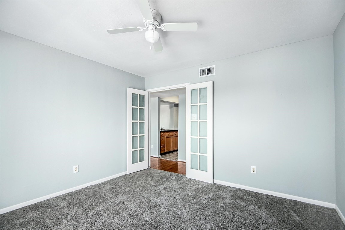 3085 Walnut Bend Lane, Unit 35 Houston, TX 77042 - Photo 10 of 23 an empty room with closet and a ceiling fan