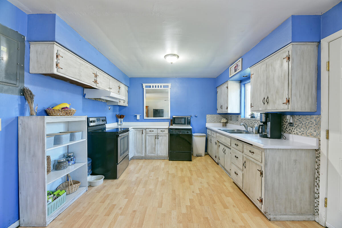 710 North 3rd Street Central Point, OR 97502 - Photo 2 of 24 DSC_1114