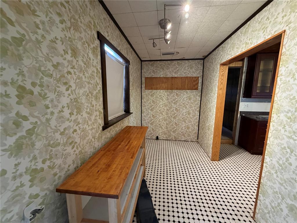 9602 North Taylor Road Seffner, FL 33584 - Photo 20 of 24 a bathroom with a sink and a mirror