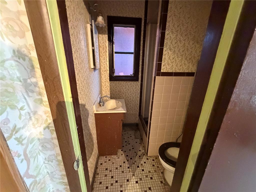 9602 North Taylor Road Seffner, FL 33584 - Photo 22 of 24 a bathroom with a sink and a mirror