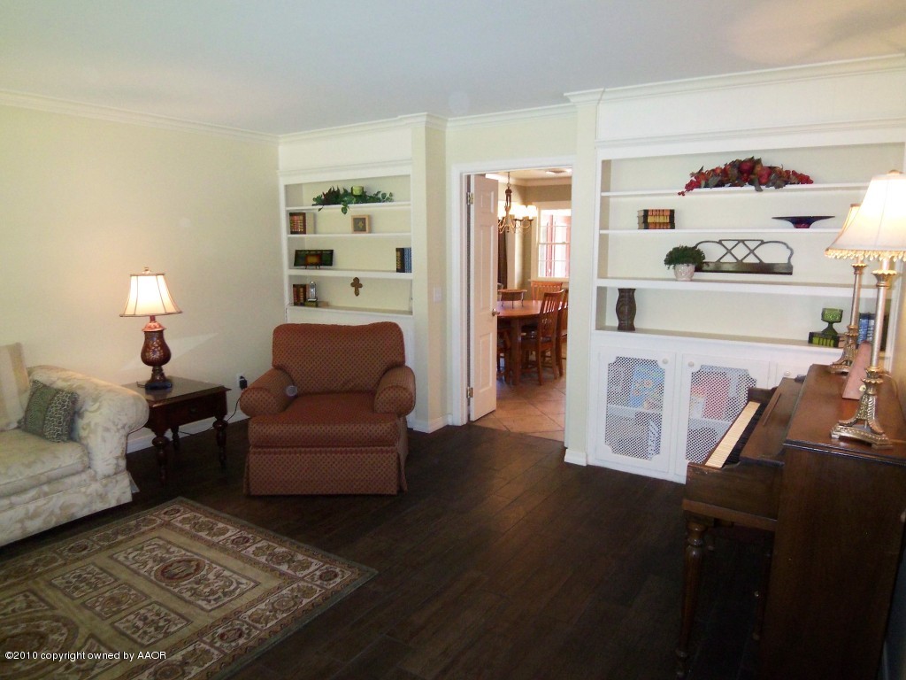 6301 Elmhurst Road Amarillo, TX 79106 - Photo 4 of 20 a living room with furniture and a couch