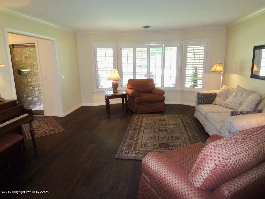 6301 Elmhurst Road Amarillo, TX 79106 - Photo 5 of 20 a living room with furniture and a large window