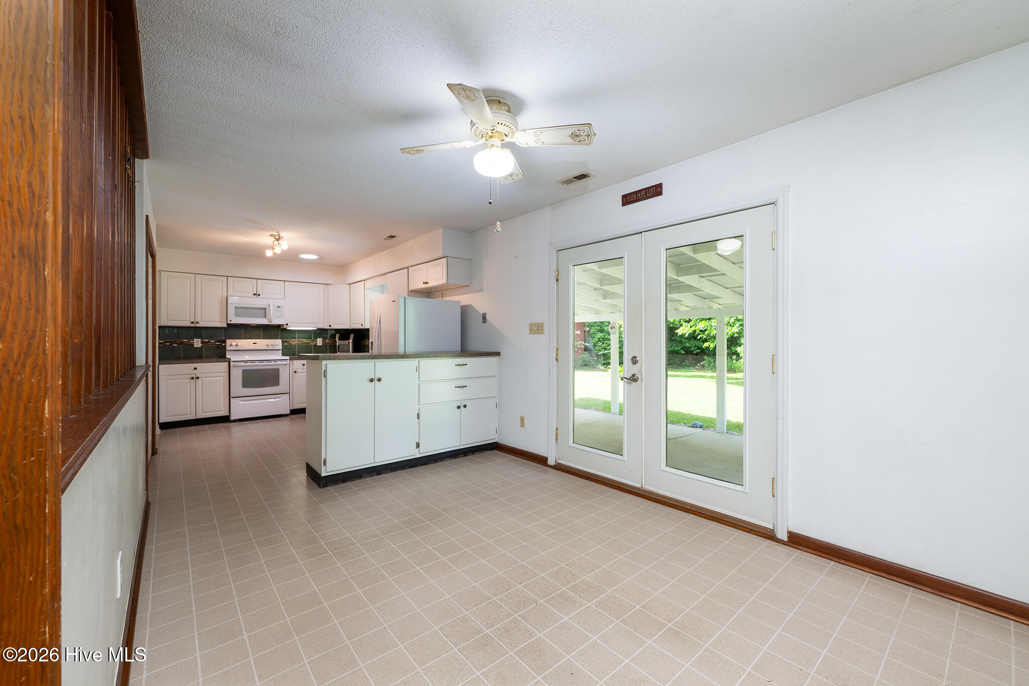 5101 Sand Ridge Road New Bern, NC 28560 - Photo 3 of 48 Kitchen & Dining