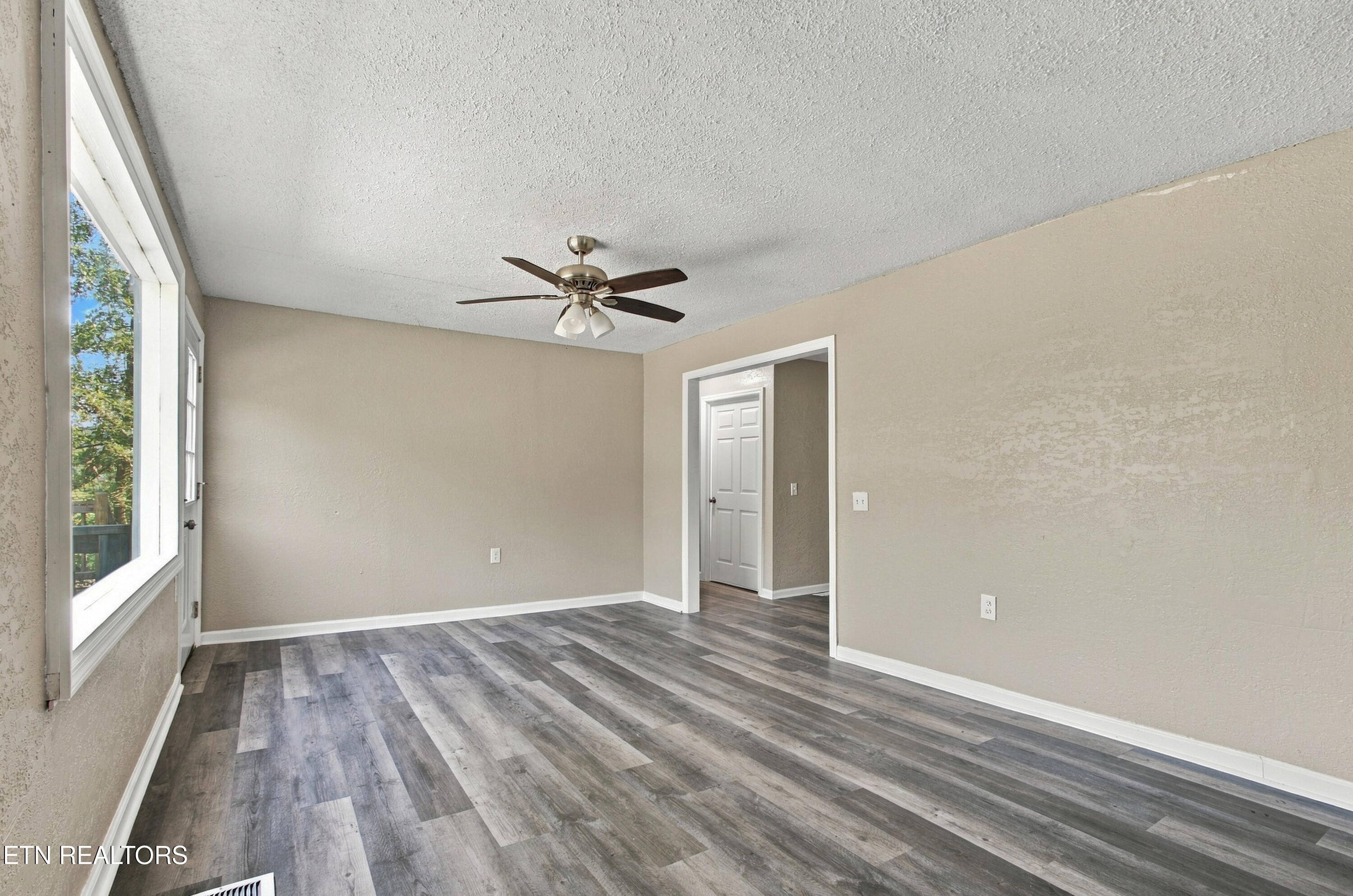 127 Jarrett Lane Oak Ridge, TN 37830 - Photo 11 of 28 1000-11
