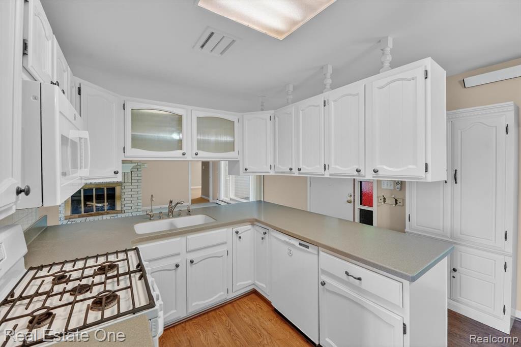 3920 Wint Road Commerce Township, MI 48382 - Photo 9 of 60