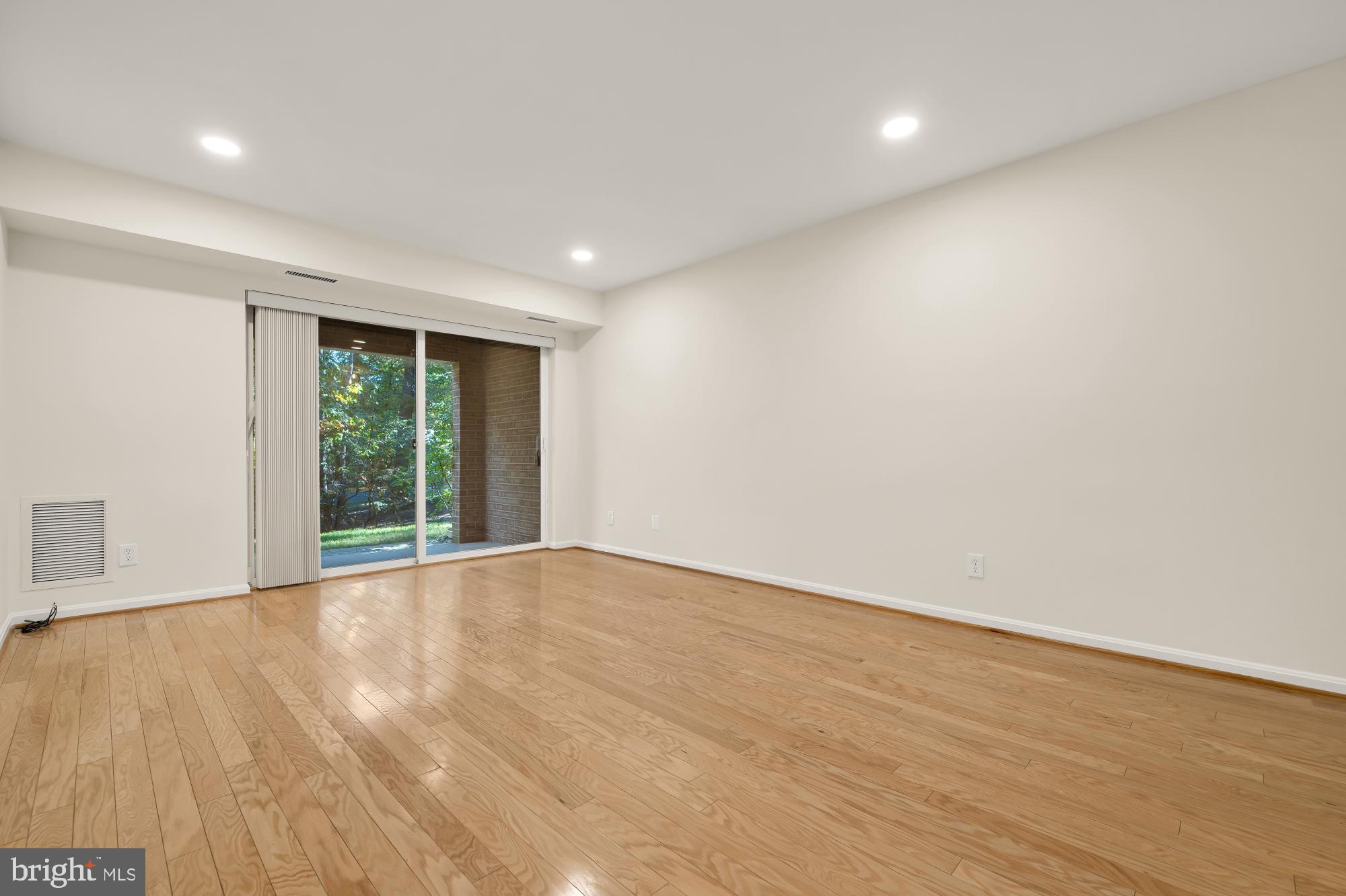5932 Cove Landing Road, Unit 101 Burke, VA 22015 - Photo 5 of 45 living room