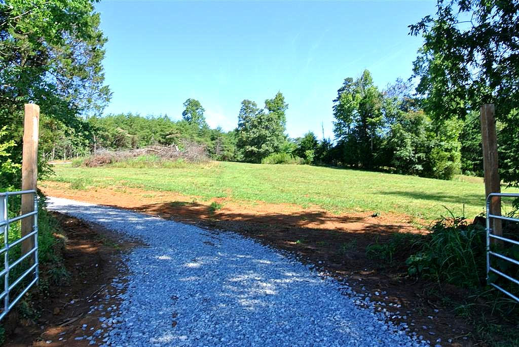 4044 Light Pink Road Louisville, TN 37777 - Photo 3 of 40 Gate Entry