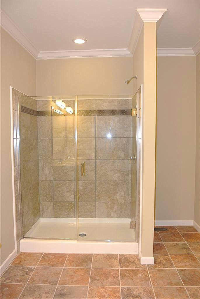 4044 Light Pink Road Louisville, TN 37777 - Photo 27 of 40 Tiled Shower