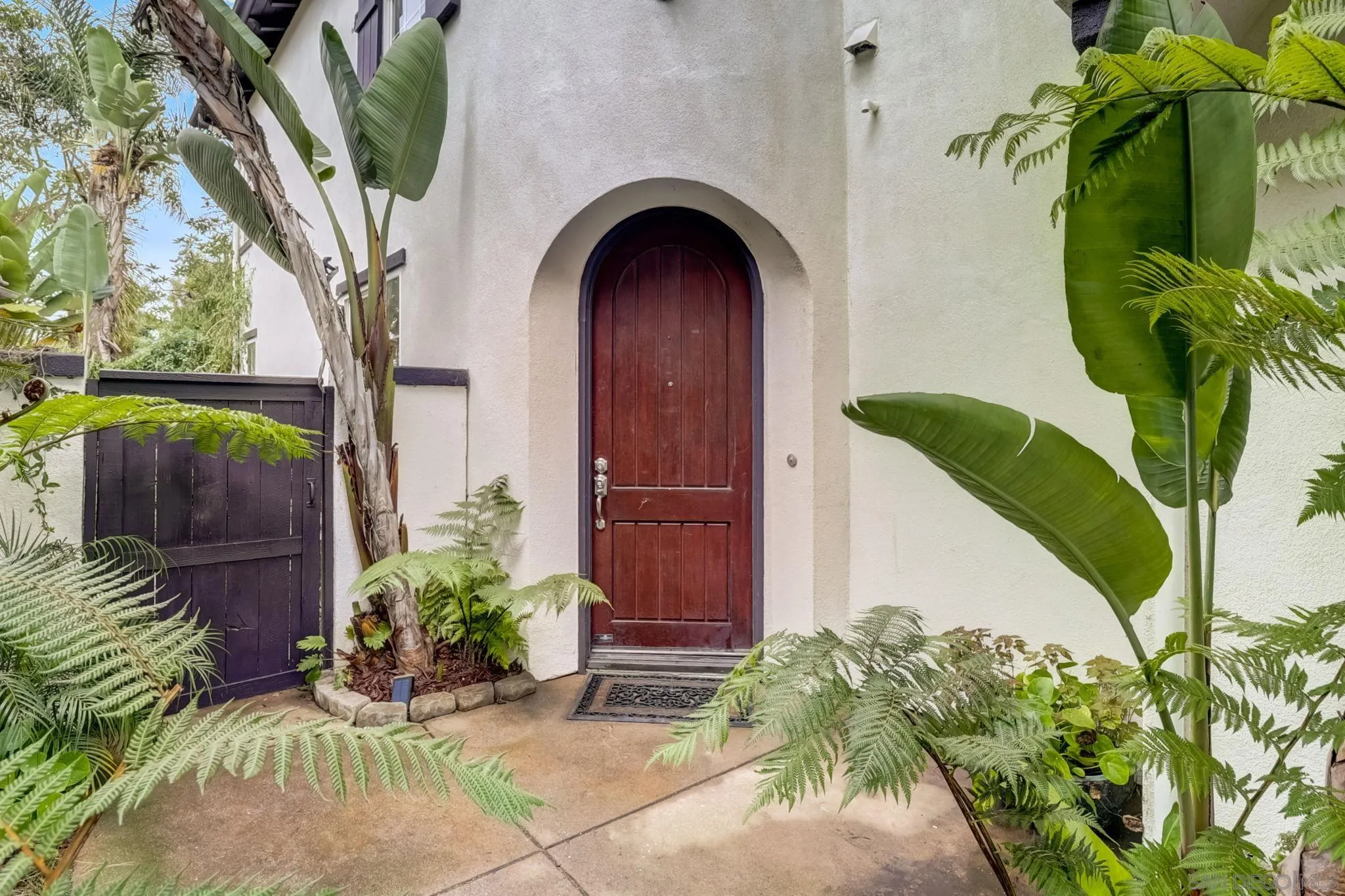 648 Beach Street Encinitas, CA 92024 - Photo 5 of 31 a view of a entryway with flower plants