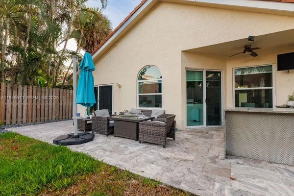 a view of a house with backyard and porch