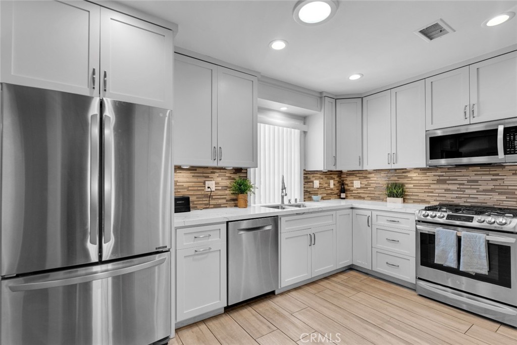 10022 Roscoe Boulevard Sun Valley, CA 91352 - Photo 4 of 36