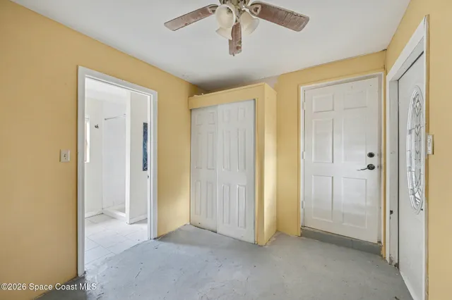 a view of empty room with ceiling fan
