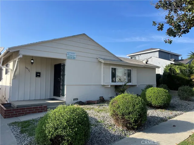 a house view with a outdoor space