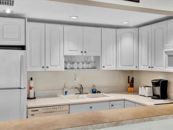 $2,600 | 1421 South Ocean Boulevard, Unit 219, Pompano Beach, FL 33062