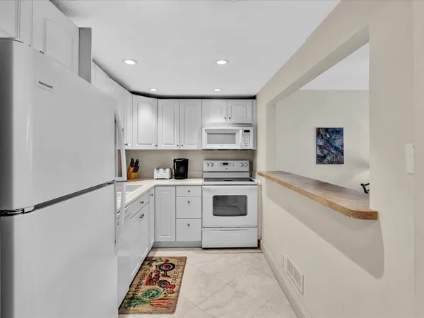 $2,600 | 1421 South Ocean Boulevard, Unit 219, Pompano Beach, FL 33062