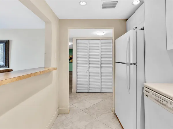 $2,600 | 1421 South Ocean Boulevard, Unit 219, Pompano Beach, FL 33062