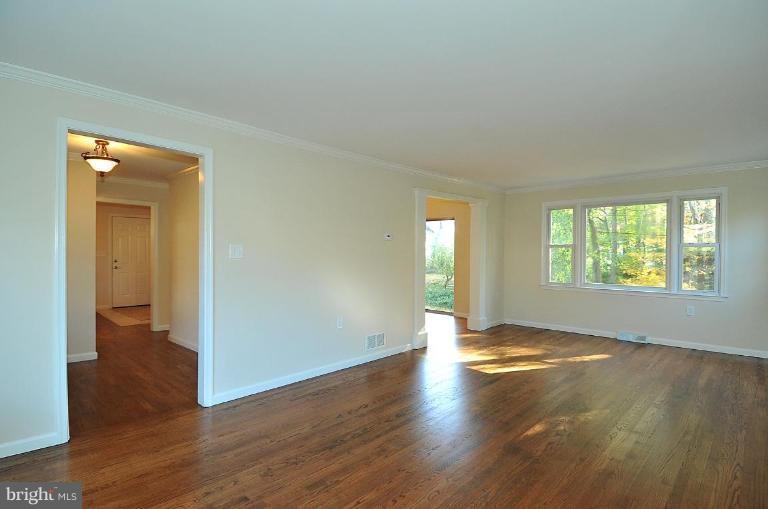 547 Maple Ridge Lane Odenton, MD 21113 - Photo 2 of 16 Living Room