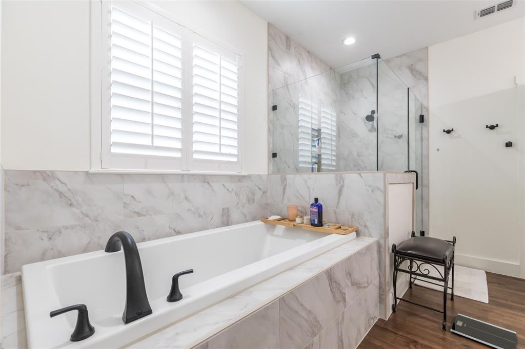 143 Purcell Lane Tuscola, TX 79562 - Photo 22 of 35 a bathroom with a tub sink and mirror