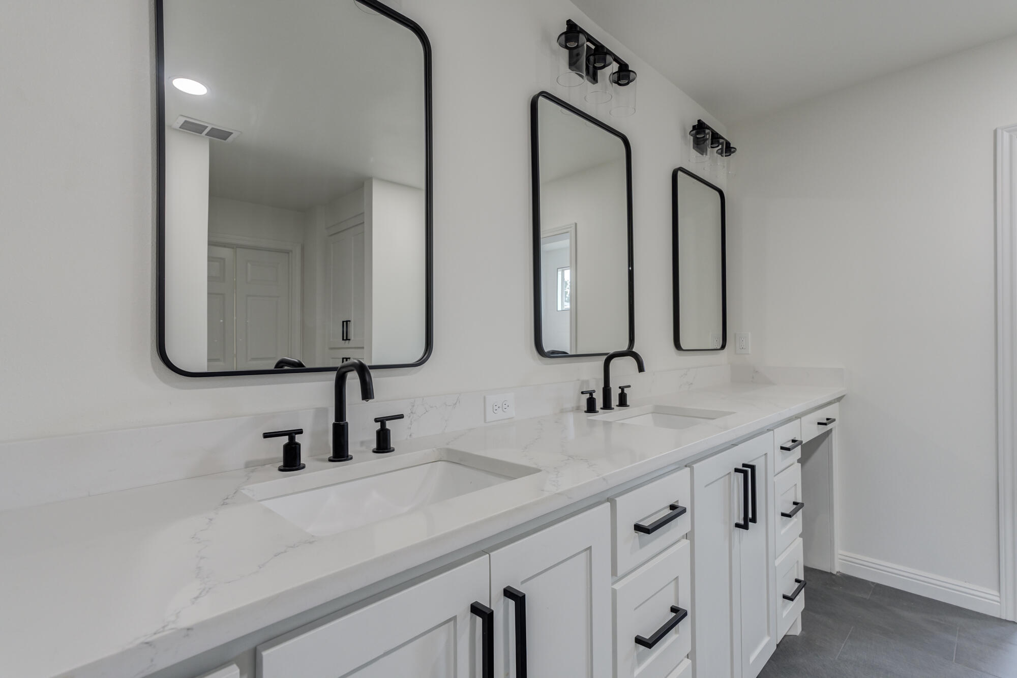 4702 22nd Street Lubbock, TX 79407 - Photo 33 of 40 4702-22nd-St_Lubbock-TX_6_Primary-Bathro