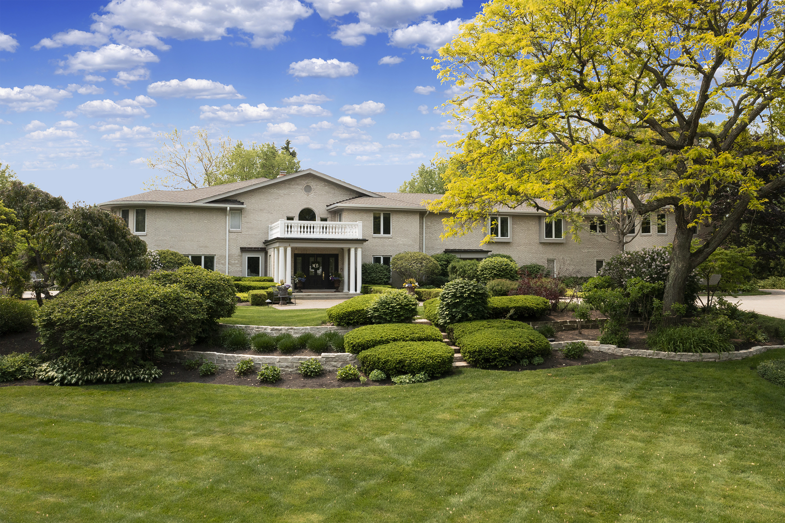 1877 Banbury Road Inverness, IL 60067 - Photo 3 of 59 a front view of a house with a garden