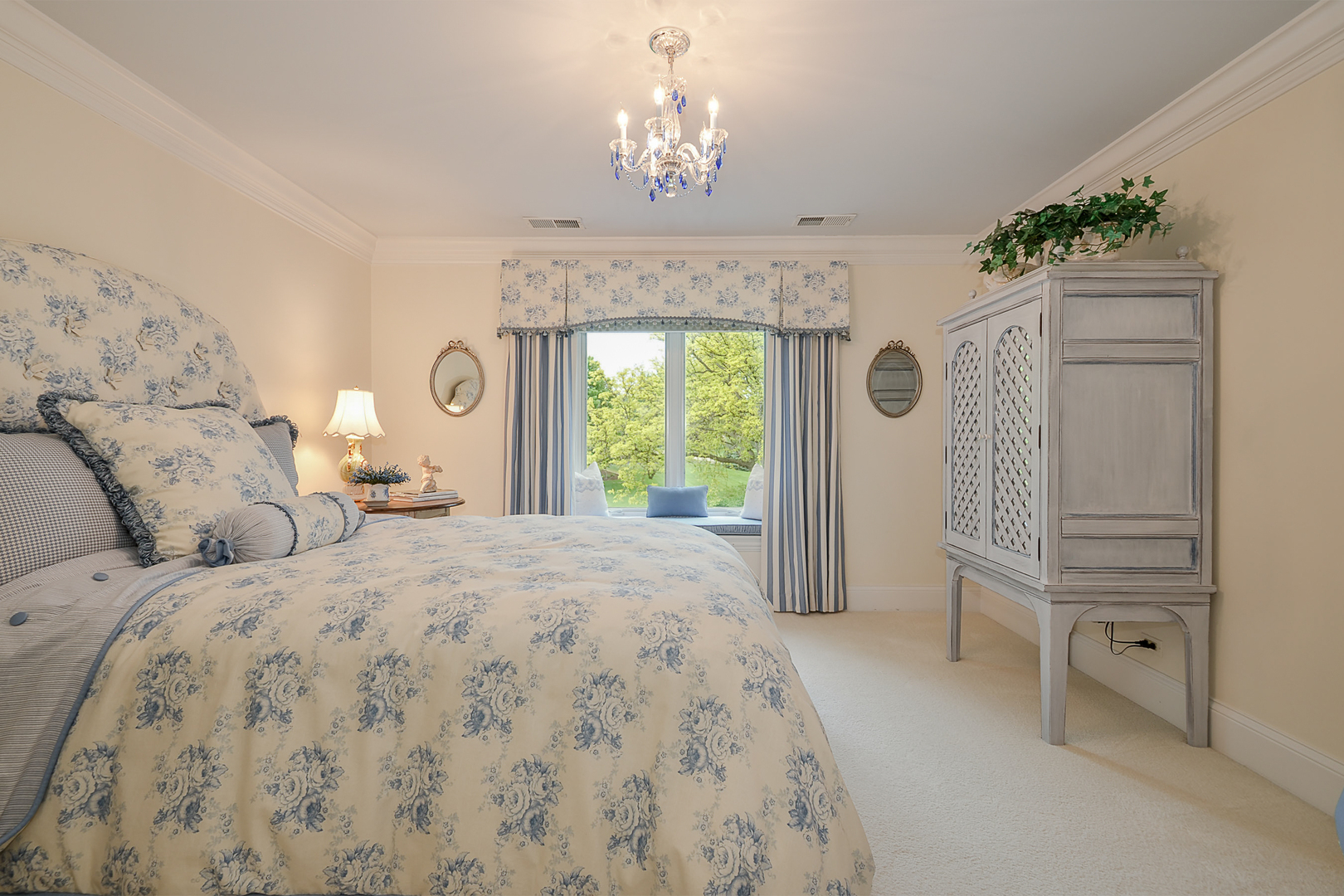 1877 Banbury Road Inverness, IL 60067 - Photo 33 of 59 a bedroom with a bed and a window