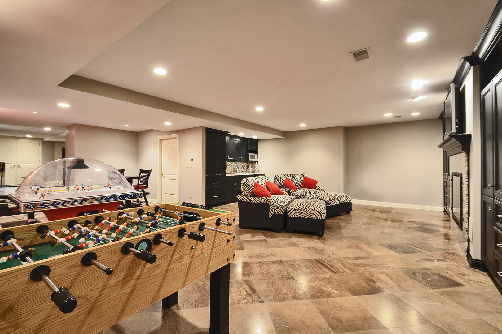 1877 Banbury Road Inverness, IL 60067 - Photo 36 of 59 a living room with furniture and a table