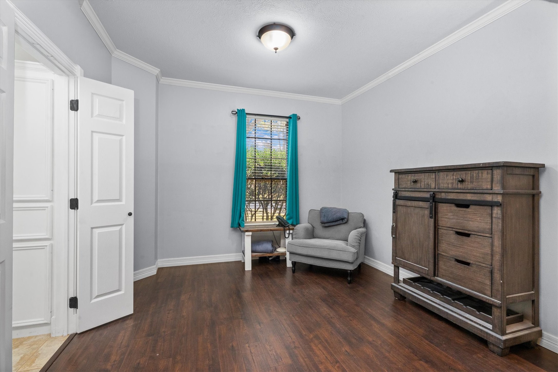 10402 Hondo Hill Road Houston, TX 77064 - Photo 19 of 40 a living room with a bed and furniture