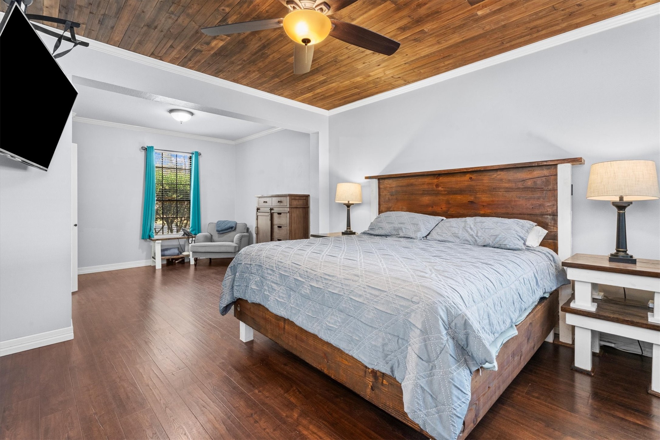 10402 Hondo Hill Road Houston, TX 77064 - Photo 20 of 40 a spacious bedroom with a bed and a flat screen tv