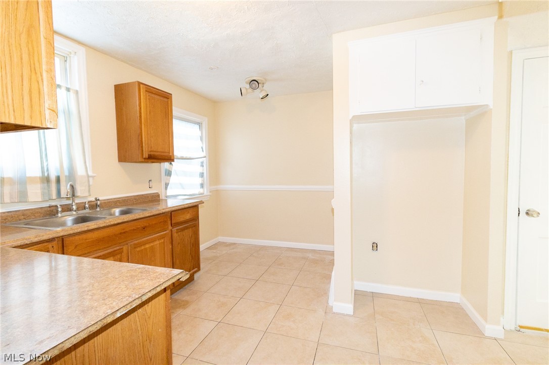 999 Elbon Road Cleveland, OH 44121 - Photo 9 of 27 Kitchen