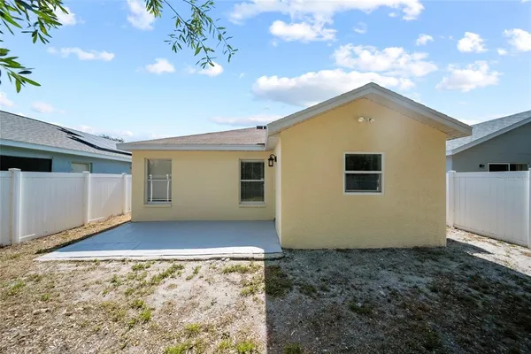 a view of a house with backyard