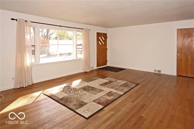 $1,800 | 210 West Sycamore Street, Zionsville, IN 46077