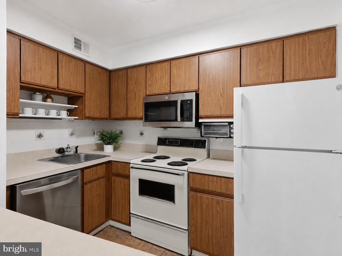 5810 Royal Ridge Drive, Unit G Springfield, VA 22152 - Photo 6 of 23