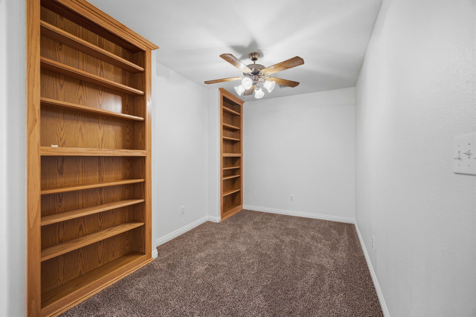 1752 Modoc Avenue Tulare, CA 93274 - Photo 31 of 45 31 - Office or library (inside master be