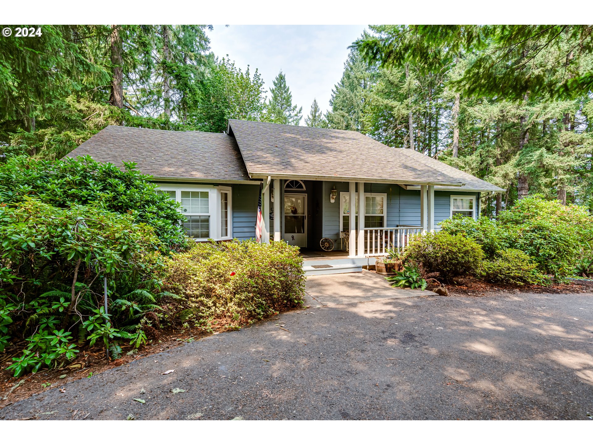 88230 Chita Loop Springfield, OR 97478 - Photo 3 of 34 a front view of a house with a garden